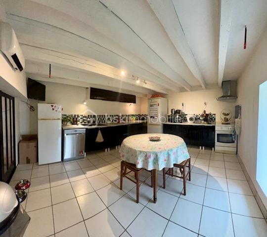 Rouilly, situé à 5min en voiture de Provins (avec gare Paris-Est en 1H) et toutes commodités utiles.
 Je vous invite à découvrir cette jolie maison familiale en construction pierre, mitoyenne d'un coté, édifiée sur 2 niveaux, offrant 170m2 habitable environ.
Elle se composée en rez-de-chaussée : d'une grande entrée (11m2), un grand séjour/salle à manger de 46m2 équipé d'un poêle à bois qui s'allie parfaitement avec le charme de la pierre intérieur ! 
Coté cuisine, (séparée d'une jolie porte-verrière), un espace de 18m2 équipée et aménagé, totalement fonctionnelle. Une grande chambre de 19m2, une salle de bains avec cabinet de douche, un wc, une buanderie complète ce rez-de-chausée.
A l'étage : une grande pièce palière de 17m2 donne accès à 3 chambres (12/14/19m2) dont une reste à finir de rénover.
En extérieur : un garage double non-attenant, une cave, terrain de 945m2 !
Les + de ce bien :
- Localisation et secteur calme
- Construction robuste
- Menuiserie : PVC / DV
- Assainissement : TAE
- Chauffage : Poêle à bois + radiateur électrique. 

Note : prévoir quelques travaux de rénovation (à finir) en intérieur (entrée/Chambre rdc/palier et une chambre à l'étage)
Maison habitable de suite.