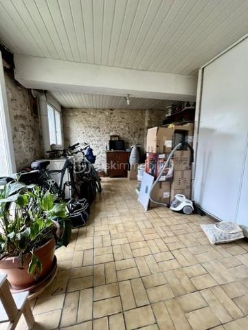 Rouilly, situé à 5min en voiture de Provins (avec gare Paris-Est en 1H) et toutes commodités utiles.
 Je vous invite à découvrir cette jolie maison familiale en construction pierre, mitoyenne d'un coté, édifiée sur 2 niveaux, offrant 170m2 habitable environ.
Elle se composée en rez-de-chaussée : d'une grande entrée (11m2), un grand séjour/salle à manger de 46m2 équipé d'un poêle à bois qui s'allie parfaitement avec le charme de la pierre intérieur ! 
Coté cuisine, (séparée d'une jolie porte-verrière), un espace de 18m2 équipée et aménagé, totalement fonctionnelle. Une grande chambre de 19m2, une salle de bains avec cabinet de douche, un wc, une buanderie complète ce rez-de-chausée.
A l'étage : une grande pièce palière de 17m2 donne accès à 3 chambres (12/14/19m2) dont une reste à finir de rénover.
En extérieur : un garage double non-attenant, une cave, terrain de 945m2 !
Les + de ce bien :
- Localisation et secteur calme
- Construction robuste
- Menuiserie : PVC / DV
- Assainissement : TAE
- Chauffage : Poêle à bois + radiateur électrique. 

Note : prévoir quelques travaux de rénovation (à finir) en intérieur (entrée/Chambre rdc/palier et une chambre à l'étage)
Maison habitable de suite.