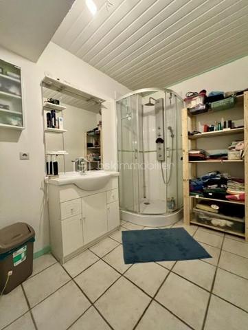Rouilly, situé à 5min en voiture de Provins (avec gare Paris-Est en 1H) et toutes commodités utiles.
 Je vous invite à découvrir cette jolie maison familiale en construction pierre, mitoyenne d'un coté, édifiée sur 2 niveaux, offrant 170m2 habitable environ.
Elle se composée en rez-de-chaussée : d'une grande entrée (11m2), un grand séjour/salle à manger de 46m2 équipé d'un poêle à bois qui s'allie parfaitement avec le charme de la pierre intérieur ! 
Coté cuisine, (séparée d'une jolie porte-verrière), un espace de 18m2 équipée et aménagé, totalement fonctionnelle. Une grande chambre de 19m2, une salle de bains avec cabinet de douche, un wc, une buanderie complète ce rez-de-chausée.
A l'étage : une grande pièce palière de 17m2 donne accès à 3 chambres (12/14/19m2) dont une reste à finir de rénover.
En extérieur : un garage double non-attenant, une cave, terrain de 945m2 !
Les + de ce bien :
- Localisation et secteur calme
- Construction robuste
- Menuiserie : PVC / DV
- Assainissement : TAE
- Chauffage : Poêle à bois + radiateur électrique. 

Note : prévoir quelques travaux de rénovation (à finir) en intérieur (entrée/Chambre rdc/palier et une chambre à l'étage)
Maison habitable de suite.