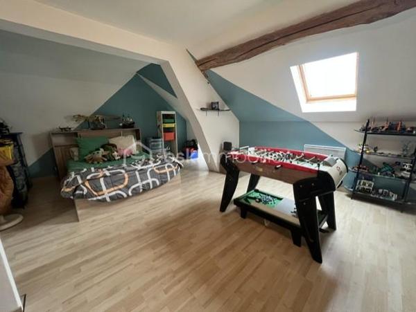 Rouilly, situé à 5min en voiture de Provins (avec gare Paris-Est en 1H) et toutes commodités utiles.
 Je vous invite à découvrir cette jolie maison familiale en construction pierre, mitoyenne d'un coté, édifiée sur 2 niveaux, offrant 170m2 habitable environ.
Elle se composée en rez-de-chaussée : d'une grande entrée (11m2), un grand séjour/salle à manger de 46m2 équipé d'un poêle à bois qui s'allie parfaitement avec le charme de la pierre intérieur ! 
Coté cuisine, (séparée d'une jolie porte-verrière), un espace de 18m2 équipée et aménagé, totalement fonctionnelle. Une grande chambre de 19m2, une salle de bains avec cabinet de douche, un wc, une buanderie complète ce rez-de-chausée.
A l'étage : une grande pièce palière de 17m2 donne accès à 3 chambres (12/14/19m2) dont une reste à finir de rénover.
En extérieur : un garage double non-attenant, une cave, terrain de 945m2 !
Les + de ce bien :
- Localisation et secteur calme
- Construction robuste
- Menuiserie : PVC / DV
- Assainissement : TAE
- Chauffage : Poêle à bois + radiateur électrique. 

Note : prévoir quelques travaux de rénovation (à finir) en intérieur (entrée/Chambre rdc/palier et une chambre à l'étage)
Maison habitable de suite.