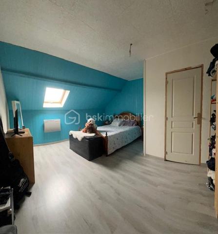 Rouilly, situé à 5min en voiture de Provins (avec gare Paris-Est en 1H) et toutes commodités utiles.
 Je vous invite à découvrir cette jolie maison familiale en construction pierre, mitoyenne d'un coté, édifiée sur 2 niveaux, offrant 170m2 habitable environ.
Elle se composée en rez-de-chaussée : d'une grande entrée (11m2), un grand séjour/salle à manger de 46m2 équipé d'un poêle à bois qui s'allie parfaitement avec le charme de la pierre intérieur ! 
Coté cuisine, (séparée d'une jolie porte-verrière), un espace de 18m2 équipée et aménagé, totalement fonctionnelle. Une grande chambre de 19m2, une salle de bains avec cabinet de douche, un wc, une buanderie complète ce rez-de-chausée.
A l'étage : une grande pièce palière de 17m2 donne accès à 3 chambres (12/14/19m2) dont une reste à finir de rénover.
En extérieur : un garage double non-attenant, une cave, terrain de 945m2 !
Les + de ce bien :
- Localisation et secteur calme
- Construction robuste
- Menuiserie : PVC / DV
- Assainissement : TAE
- Chauffage : Poêle à bois + radiateur électrique. 

Note : prévoir quelques travaux de rénovation (à finir) en intérieur (entrée/Chambre rdc/palier et une chambre à l'étage)
Maison habitable de suite.