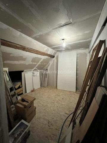 Rouilly, situé à 5min en voiture de Provins (avec gare Paris-Est en 1H) et toutes commodités utiles.
 Je vous invite à découvrir cette jolie maison familiale en construction pierre, mitoyenne d'un coté, édifiée sur 2 niveaux, offrant 170m2 habitable environ.
Elle se composée en rez-de-chaussée : d'une grande entrée (11m2), un grand séjour/salle à manger de 46m2 équipé d'un poêle à bois qui s'allie parfaitement avec le charme de la pierre intérieur ! 
Coté cuisine, (séparée d'une jolie porte-verrière), un espace de 18m2 équipée et aménagé, totalement fonctionnelle. Une grande chambre de 19m2, une salle de bains avec cabinet de douche, un wc, une buanderie complète ce rez-de-chausée.
A l'étage : une grande pièce palière de 17m2 donne accès à 3 chambres (12/14/19m2) dont une reste à finir de rénover.
En extérieur : un garage double non-attenant, une cave, terrain de 945m2 !
Les + de ce bien :
- Localisation et secteur calme
- Construction robuste
- Menuiserie : PVC / DV
- Assainissement : TAE
- Chauffage : Poêle à bois + radiateur électrique. 

Note : prévoir quelques travaux de rénovation (à finir) en intérieur (entrée/Chambre rdc/palier et une chambre à l'étage)
Maison habitable de suite.