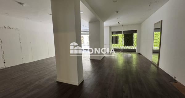 Location Local commercial 4 pièces 145 m² - Carpentras 84200