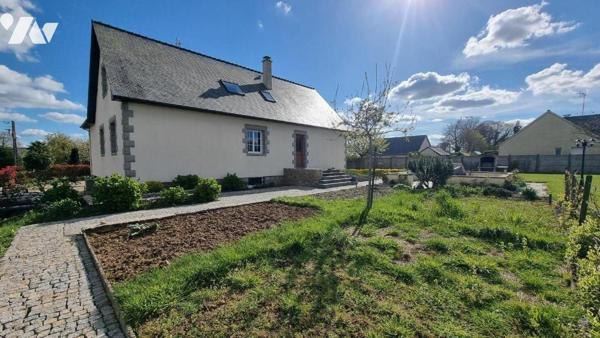 10 min GORRON : Une maison d'habitation comprenant :
 Au RDC : hall d'entrée, salon / salle à ...
