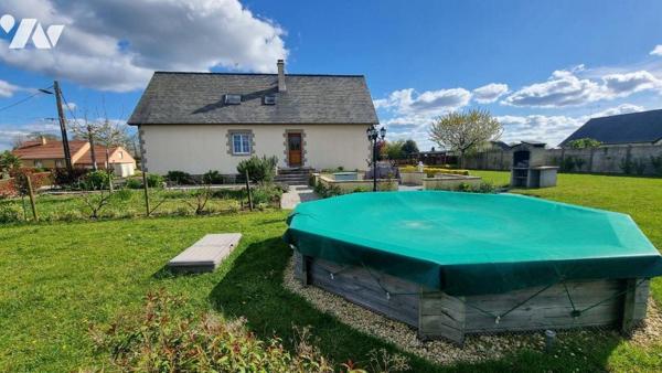 10 min GORRON : Une maison d'habitation comprenant :
 Au RDC : hall d'entrée, salon / salle à ...