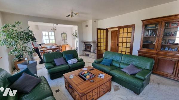 10 min GORRON : Une maison d'habitation comprenant :
 Au RDC : hall d'entrée, salon / salle à ...