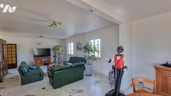 10 min GORRON : Une maison d'habitation comprenant :
 Au RDC : hall d'entrée, salon / salle à ...