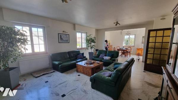 10 min GORRON : Une maison d'habitation comprenant :
 Au RDC : hall d'entrée, salon / salle à ...