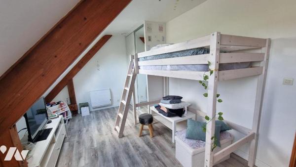 10 min GORRON : Une maison d'habitation comprenant :
 Au RDC : hall d'entrée, salon / salle à ...