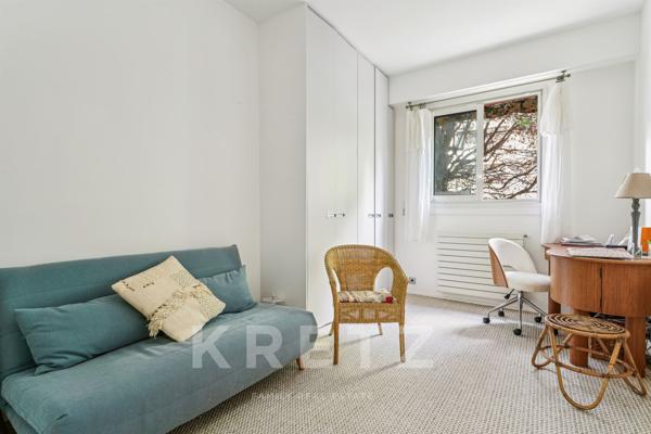 Appartement familial baigné de soleil sur jardin à Neuilly