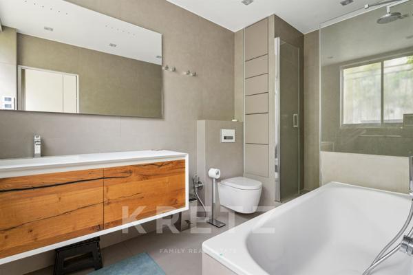 Appartement familial baigné de soleil sur jardin à Neuilly