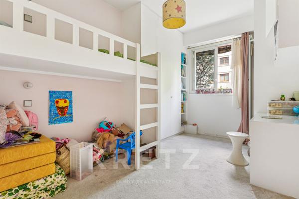 Appartement familial baigné de soleil sur jardin à Neuilly