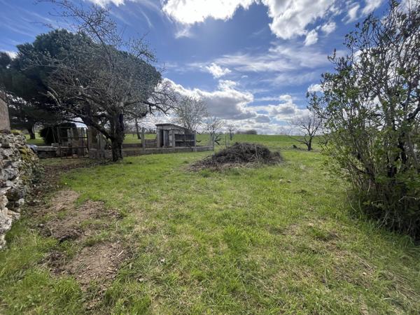 PLAIN-PIED AVEC DEPENDANCE ATTENANTE A RENOVER - GARAGE - PUITS