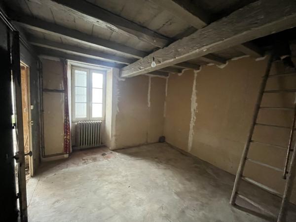 PLAIN-PIED AVEC DEPENDANCE ATTENANTE A RENOVER - GARAGE - PUITS