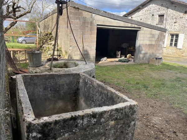 PLAIN-PIED AVEC DEPENDANCE ATTENANTE A RENOVER - GARAGE - PUITS