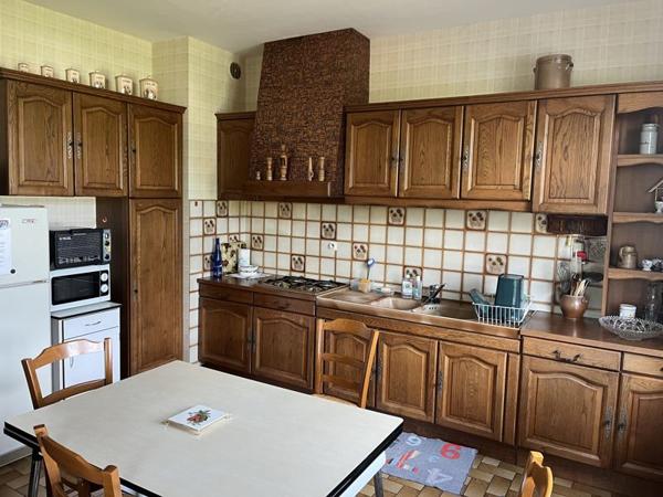 Maison à vendre 210 000 € Montbron 6 p 181 m² DPE D