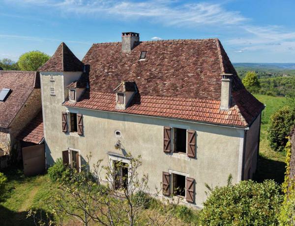 Maison ancienne - Gourdon Authentique propriété quercynoise avec pigeonnier, granges en pierre et vues panoramiques près de Payrac.