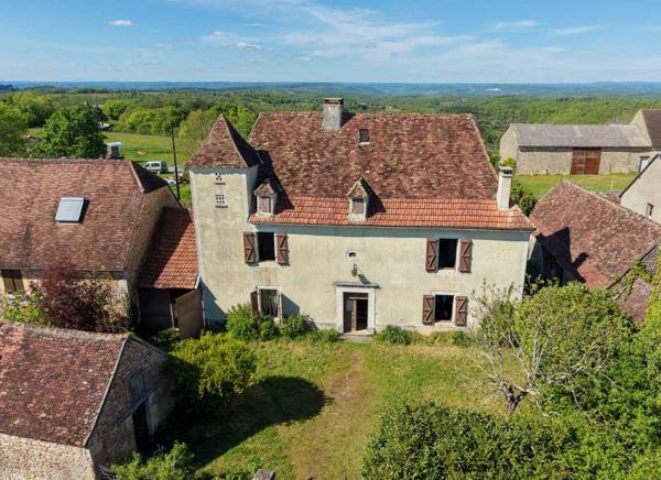 Maison ancienne - Gourdon Authentique propriété quercynoise avec pigeonnier, granges en pierre et vues panoramiques près de Payrac.