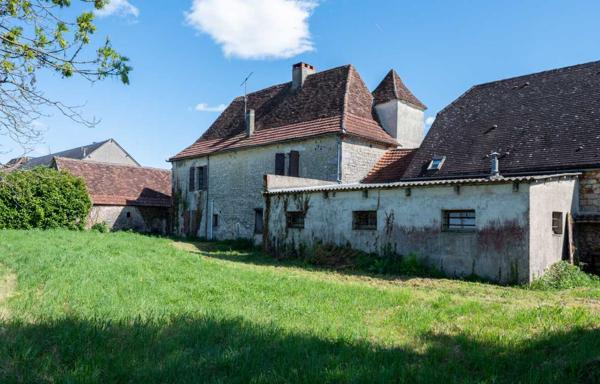 Maison ancienne - Gourdon Authentique propriété quercynoise avec pigeonnier, granges en pierre et vues panoramiques près de Payrac.