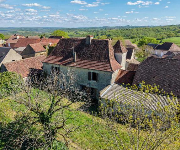 Maison ancienne - Gourdon Authentique propriété quercynoise avec pigeonnier, granges en pierre et vues panoramiques près de Payrac.