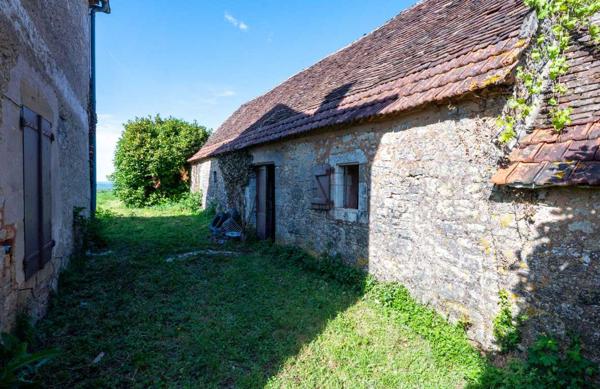 Maison ancienne - Gourdon Authentique propriété quercynoise avec pigeonnier, granges en pierre et vues panoramiques près de Payrac.