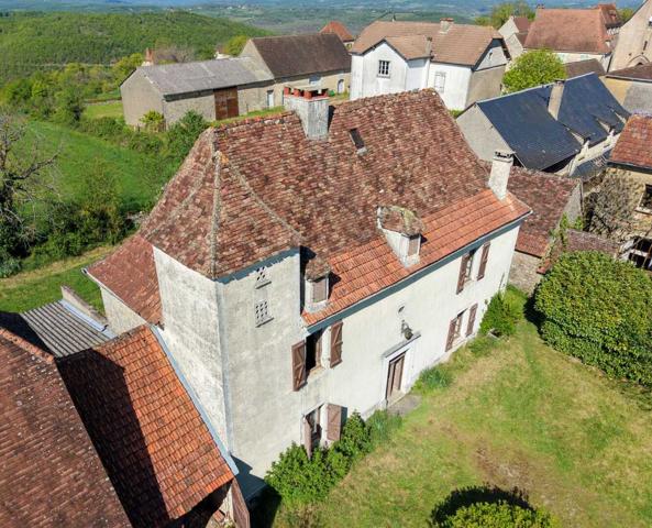 Maison ancienne - Gourdon Authentique propriété quercynoise avec pigeonnier, granges en pierre et vues panoramiques près de Payrac.