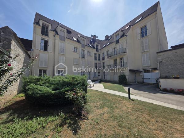 Idéalement situé au cœur de Nemours à pied de la gare SNCF reliant Paris Gare de Lyon en une heure et de toutes commodités cet appartement en rez de chaussée offre un cadre de vie pratique et recherché
Il se compose d’une entrée d’un WC indépendant de deux chambres avec rangements d’un séjour lumineux d’une cuisine aménagée et équipée et d’une salle d’eau
Une cave complète le bien et la copropriété bénéficie d’un agréable espace vert commun