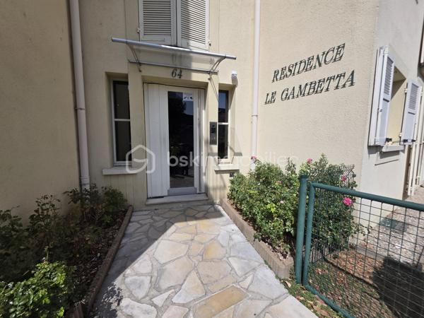 Idéalement situé au cœur de Nemours à pied de la gare SNCF reliant Paris Gare de Lyon en une heure et de toutes commodités cet appartement en rez de chaussée offre un cadre de vie pratique et recherché
Il se compose d’une entrée d’un WC indépendant de deux chambres avec rangements d’un séjour lumineux d’une cuisine aménagée et équipée et d’une salle d’eau
Une cave complète le bien et la copropriété bénéficie d’un agréable espace vert commun