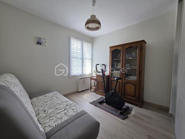 Idéalement situé au cœur de Nemours à pied de la gare SNCF reliant Paris Gare de Lyon en une heure et de toutes commodités cet appartement en rez de chaussée offre un cadre de vie pratique et recherché
Il se compose d’une entrée d’un WC indépendant de deux chambres avec rangements d’un séjour lumineux d’une cuisine aménagée et équipée et d’une salle d’eau
Une cave complète le bien et la copropriété bénéficie d’un agréable espace vert commun