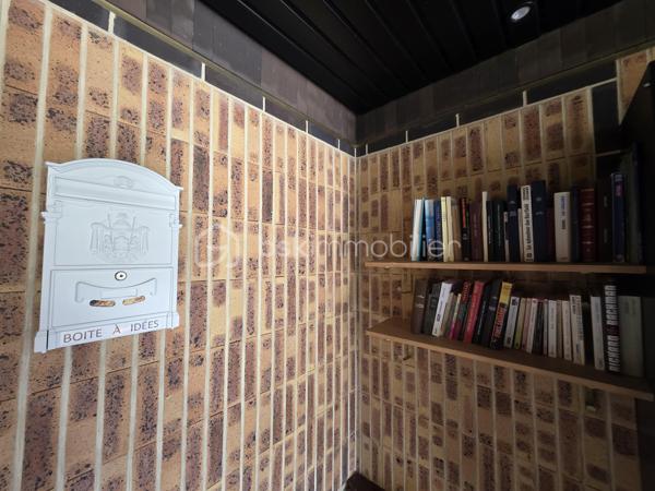 Idéalement situé au cœur de Nemours à pied de la gare SNCF reliant Paris Gare de Lyon en une heure et de toutes commodités cet appartement en rez de chaussée offre un cadre de vie pratique et recherché
Il se compose d’une entrée d’un WC indépendant de deux chambres avec rangements d’un séjour lumineux d’une cuisine aménagée et équipée et d’une salle d’eau
Une cave complète le bien et la copropriété bénéficie d’un agréable espace vert commun