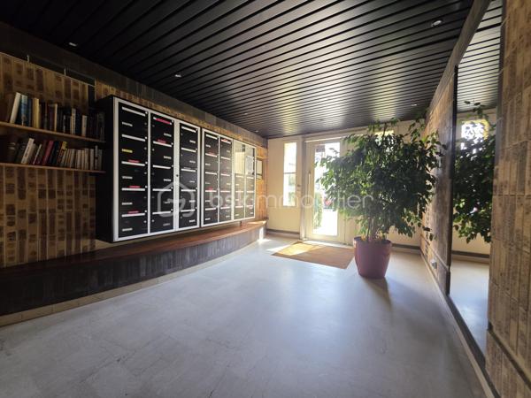 Idéalement situé au cœur de Nemours à pied de la gare SNCF reliant Paris Gare de Lyon en une heure et de toutes commodités cet appartement en rez de chaussée offre un cadre de vie pratique et recherché
Il se compose d’une entrée d’un WC indépendant de deux chambres avec rangements d’un séjour lumineux d’une cuisine aménagée et équipée et d’une salle d’eau
Une cave complète le bien et la copropriété bénéficie d’un agréable espace vert commun