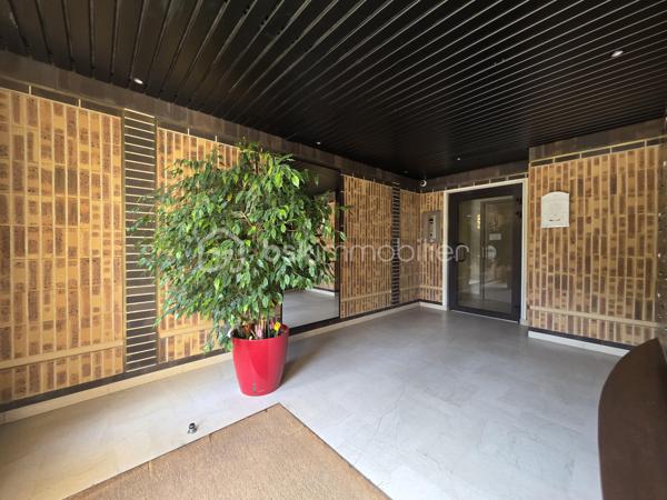 Idéalement situé au cœur de Nemours à pied de la gare SNCF reliant Paris Gare de Lyon en une heure et de toutes commodités cet appartement en rez de chaussée offre un cadre de vie pratique et recherché
Il se compose d’une entrée d’un WC indépendant de deux chambres avec rangements d’un séjour lumineux d’une cuisine aménagée et équipée et d’une salle d’eau
Une cave complète le bien et la copropriété bénéficie d’un agréable espace vert commun