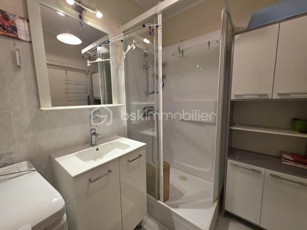 Idéalement situé au cœur de Nemours à pied de la gare SNCF reliant Paris Gare de Lyon en une heure et de toutes commodités cet appartement en rez de chaussée offre un cadre de vie pratique et recherché
Il se compose d’une entrée d’un WC indépendant de deux chambres avec rangements d’un séjour lumineux d’une cuisine aménagée et équipée et d’une salle d’eau
Une cave complète le bien et la copropriété bénéficie d’un agréable espace vert commun