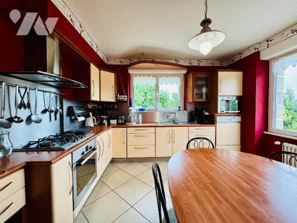 PALUDEN, à 4 minutes de Lannilis, Belle Bâtisse au style néo breton édifiée en 1971, posée sur ...