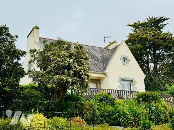 PALUDEN, à 4 minutes de Lannilis, Belle Bâtisse au style néo breton édifiée en 1971, posée sur ...