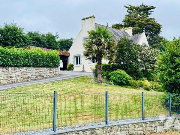 PALUDEN, à 4 minutes de Lannilis, Belle Bâtisse au style néo breton édifiée en 1971, posée sur ...