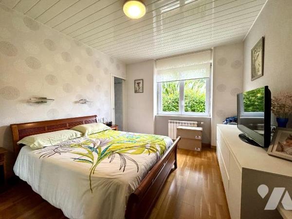 PALUDEN, à 4 minutes de Lannilis, Belle Bâtisse au style néo breton édifiée en 1971, posée sur ...