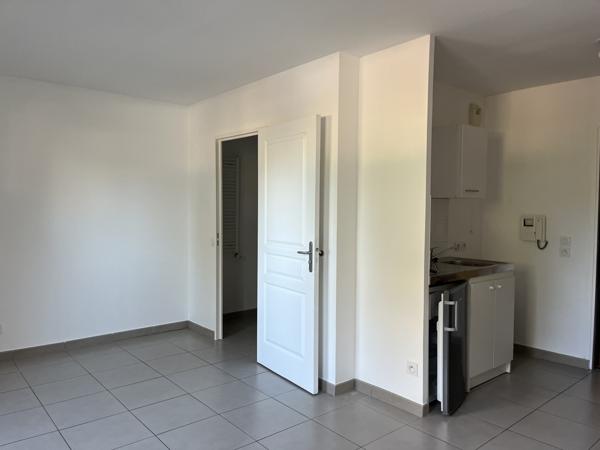 Saint-Priest (69800) SAINT PRIEST APPARTEMENT 25 m² AVEC BALCON ET GARAGE DOUBLE