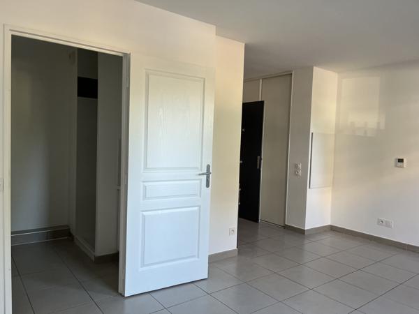 Saint-Priest (69800) SAINT PRIEST APPARTEMENT 25 m² AVEC BALCON ET GARAGE DOUBLE