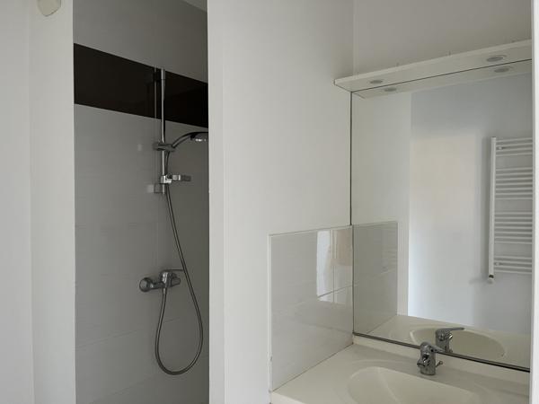 Saint-Priest (69800) SAINT PRIEST APPARTEMENT 25 m² AVEC BALCON ET GARAGE DOUBLE