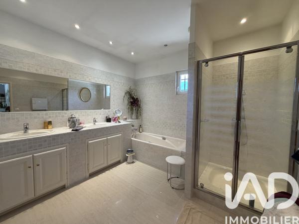 Maison à vendre 7 pièces 210 m² Saint-Cannat