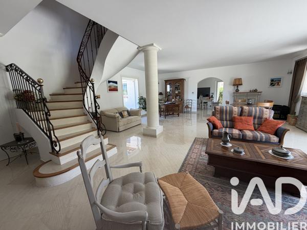 Maison à vendre 7 pièces 210 m² Saint-Cannat