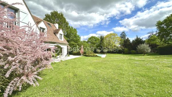Dans un cadre exceptionnel à proximité de Poissy, cette maison saura séduire une famille en quête de tranquillité et d’espace. La piscine et le grand terrain raviront petits et grands.

L’espace de vie de 70 m², baigné de lumière, s’ouvre sur un extérieur généreux. La cuisine, entièrement équipée et aménagée, est séparée et donne accès direct à une terrasse couverte, idéale pour les repas en plein air.

Au rez-de-chaussée, une suite parentale avec sa salle de bains offre un espace intimiste et pratique.

À l’étage, une seconde suite parentale, spacieuse et lumineuse, dispose de sa propre salle de douches. Deux chambres supplémentaires, partagent une salle de douches, complètent ce niveau.

Le sous-sol total abrite un garage double et des places de stationnements supplémentaires se trouvent sur la propriété.

Maison en parfait état, aucun travaux à prévoir. Possibilité d’être vendue meublée avec des meubles de qualité.