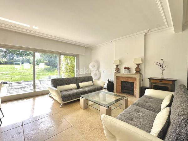 Dans un cadre exceptionnel à proximité de Poissy, cette maison saura séduire une famille en quête de tranquillité et d’espace. La piscine et le grand terrain raviront petits et grands.

L’espace de vie de 70 m², baigné de lumière, s’ouvre sur un extérieur généreux. La cuisine, entièrement équipée et aménagée, est séparée et donne accès direct à une terrasse couverte, idéale pour les repas en plein air.

Au rez-de-chaussée, une suite parentale avec sa salle de bains offre un espace intimiste et pratique.

À l’étage, une seconde suite parentale, spacieuse et lumineuse, dispose de sa propre salle de douches. Deux chambres supplémentaires, partagent une salle de douches, complètent ce niveau.

Le sous-sol total abrite un garage double et des places de stationnements supplémentaires se trouvent sur la propriété.

Maison en parfait état, aucun travaux à prévoir. Possibilité d’être vendue meublée avec des meubles de qualité.