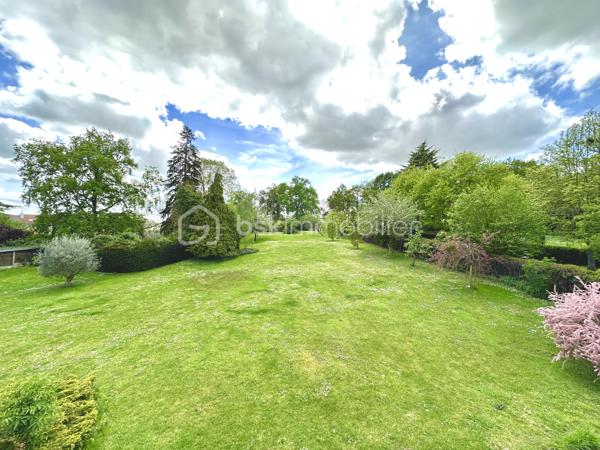 Dans un cadre exceptionnel à proximité de Poissy, cette maison saura séduire une famille en quête de tranquillité et d’espace. La piscine et le grand terrain raviront petits et grands.

L’espace de vie de 70 m², baigné de lumière, s’ouvre sur un extérieur généreux. La cuisine, entièrement équipée et aménagée, est séparée et donne accès direct à une terrasse couverte, idéale pour les repas en plein air.

Au rez-de-chaussée, une suite parentale avec sa salle de bains offre un espace intimiste et pratique.

À l’étage, une seconde suite parentale, spacieuse et lumineuse, dispose de sa propre salle de douches. Deux chambres supplémentaires, partagent une salle de douches, complètent ce niveau.

Le sous-sol total abrite un garage double et des places de stationnements supplémentaires se trouvent sur la propriété.

Maison en parfait état, aucun travaux à prévoir. Possibilité d’être vendue meublée avec des meubles de qualité.