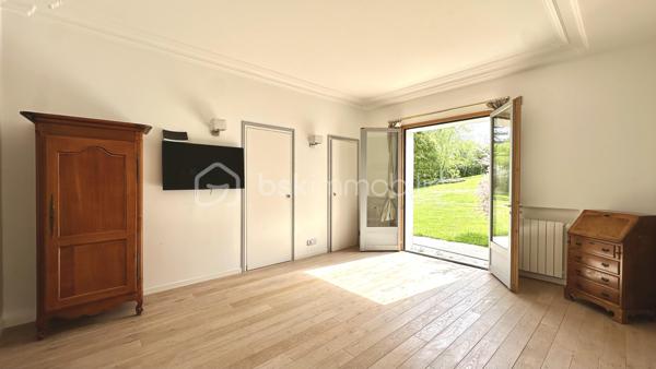 Dans un cadre exceptionnel à proximité de Poissy, cette maison saura séduire une famille en quête de tranquillité et d’espace. La piscine et le grand terrain raviront petits et grands.

L’espace de vie de 70 m², baigné de lumière, s’ouvre sur un extérieur généreux. La cuisine, entièrement équipée et aménagée, est séparée et donne accès direct à une terrasse couverte, idéale pour les repas en plein air.

Au rez-de-chaussée, une suite parentale avec sa salle de bains offre un espace intimiste et pratique.

À l’étage, une seconde suite parentale, spacieuse et lumineuse, dispose de sa propre salle de douches. Deux chambres supplémentaires, partagent une salle de douches, complètent ce niveau.

Le sous-sol total abrite un garage double et des places de stationnements supplémentaires se trouvent sur la propriété.

Maison en parfait état, aucun travaux à prévoir. Possibilité d’être vendue meublée avec des meubles de qualité.