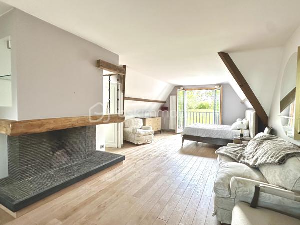 Dans un cadre exceptionnel à proximité de Poissy, cette maison saura séduire une famille en quête de tranquillité et d’espace. La piscine et le grand terrain raviront petits et grands.

L’espace de vie de 70 m², baigné de lumière, s’ouvre sur un extérieur généreux. La cuisine, entièrement équipée et aménagée, est séparée et donne accès direct à une terrasse couverte, idéale pour les repas en plein air.

Au rez-de-chaussée, une suite parentale avec sa salle de bains offre un espace intimiste et pratique.

À l’étage, une seconde suite parentale, spacieuse et lumineuse, dispose de sa propre salle de douches. Deux chambres supplémentaires, partagent une salle de douches, complètent ce niveau.

Le sous-sol total abrite un garage double et des places de stationnements supplémentaires se trouvent sur la propriété.

Maison en parfait état, aucun travaux à prévoir. Possibilité d’être vendue meublée avec des meubles de qualité.