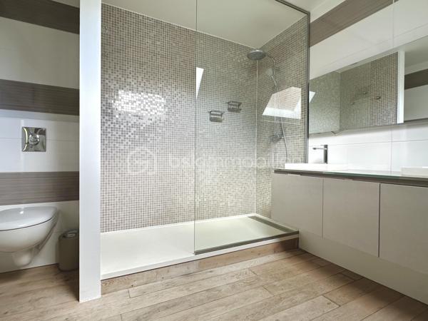 Dans un cadre exceptionnel à proximité de Poissy, cette maison saura séduire une famille en quête de tranquillité et d’espace. La piscine et le grand terrain raviront petits et grands.

L’espace de vie de 70 m², baigné de lumière, s’ouvre sur un extérieur généreux. La cuisine, entièrement équipée et aménagée, est séparée et donne accès direct à une terrasse couverte, idéale pour les repas en plein air.

Au rez-de-chaussée, une suite parentale avec sa salle de bains offre un espace intimiste et pratique.

À l’étage, une seconde suite parentale, spacieuse et lumineuse, dispose de sa propre salle de douches. Deux chambres supplémentaires, partagent une salle de douches, complètent ce niveau.

Le sous-sol total abrite un garage double et des places de stationnements supplémentaires se trouvent sur la propriété.

Maison en parfait état, aucun travaux à prévoir. Possibilité d’être vendue meublée avec des meubles de qualité.