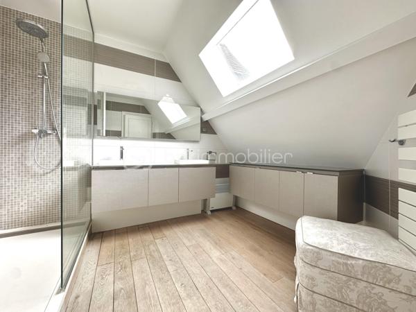 Dans un cadre exceptionnel à proximité de Poissy, cette maison saura séduire une famille en quête de tranquillité et d’espace. La piscine et le grand terrain raviront petits et grands.

L’espace de vie de 70 m², baigné de lumière, s’ouvre sur un extérieur généreux. La cuisine, entièrement équipée et aménagée, est séparée et donne accès direct à une terrasse couverte, idéale pour les repas en plein air.

Au rez-de-chaussée, une suite parentale avec sa salle de bains offre un espace intimiste et pratique.

À l’étage, une seconde suite parentale, spacieuse et lumineuse, dispose de sa propre salle de douches. Deux chambres supplémentaires, partagent une salle de douches, complètent ce niveau.

Le sous-sol total abrite un garage double et des places de stationnements supplémentaires se trouvent sur la propriété.

Maison en parfait état, aucun travaux à prévoir. Possibilité d’être vendue meublée avec des meubles de qualité.