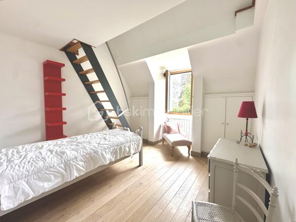 Dans un cadre exceptionnel à proximité de Poissy, cette maison saura séduire une famille en quête de tranquillité et d’espace. La piscine et le grand terrain raviront petits et grands.

L’espace de vie de 70 m², baigné de lumière, s’ouvre sur un extérieur généreux. La cuisine, entièrement équipée et aménagée, est séparée et donne accès direct à une terrasse couverte, idéale pour les repas en plein air.

Au rez-de-chaussée, une suite parentale avec sa salle de bains offre un espace intimiste et pratique.

À l’étage, une seconde suite parentale, spacieuse et lumineuse, dispose de sa propre salle de douches. Deux chambres supplémentaires, partagent une salle de douches, complètent ce niveau.

Le sous-sol total abrite un garage double et des places de stationnements supplémentaires se trouvent sur la propriété.

Maison en parfait état, aucun travaux à prévoir. Possibilité d’être vendue meublée avec des meubles de qualité.